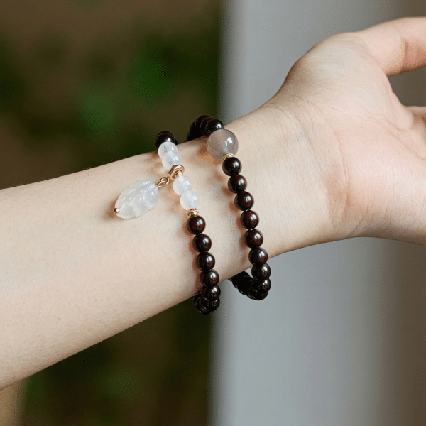 主图4 Stylish Bracelet: Sandalwood and White Agate Bracelet