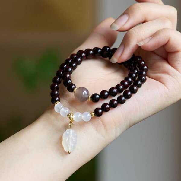 主图5 Stylish Bracelet: Sandalwood and White Agate Bracelet