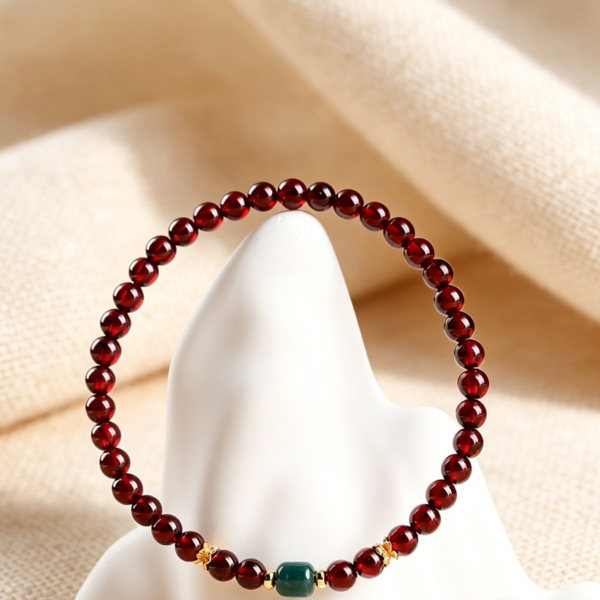 主图2 The Vitality Talisman: Natural Burgundy Garnet Beaded Bracelet